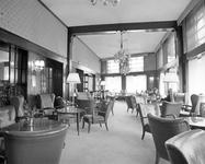 59251 Interieur van het Hotel-restaurant des Pays-Bas (Janskerkhof 10) te Utrecht: de lounge, voor de grote restauratie ...